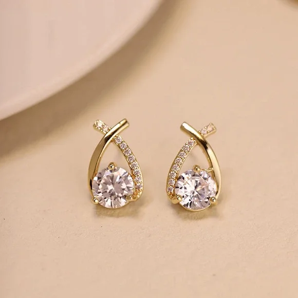 Shimmering Gold Plated Earrings: Stunning Minimalist Design - Picture 3 of 5